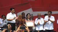 Presiden kelima RI Megawati Soekarnoputri mendapat penghargaan sebagai Tokoh Penggerak Gotong Royong Desa, Minggu (19/3/2023). (Merdeka.com/ Muhammad Genantan Saputra)