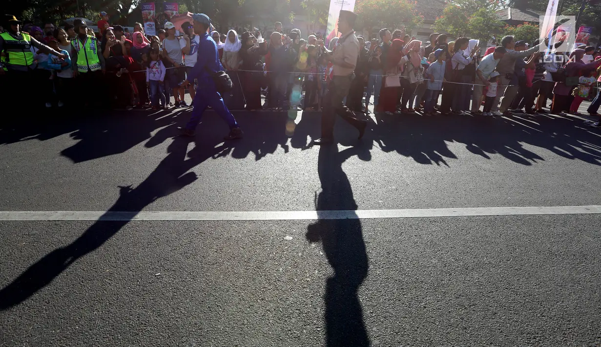 Sejumlah warga menanti arak-arakan Karnaval Kemerdekaan Pesona Parahyangan 2017 melintas di jalanan utama Kota Bandung, Sabtu (26/8). Karnaval ini merupakan rangkaian dan penutupan HUT Kemerdekaan RI ke-72. (Liputan6.com/Johan Tallo)