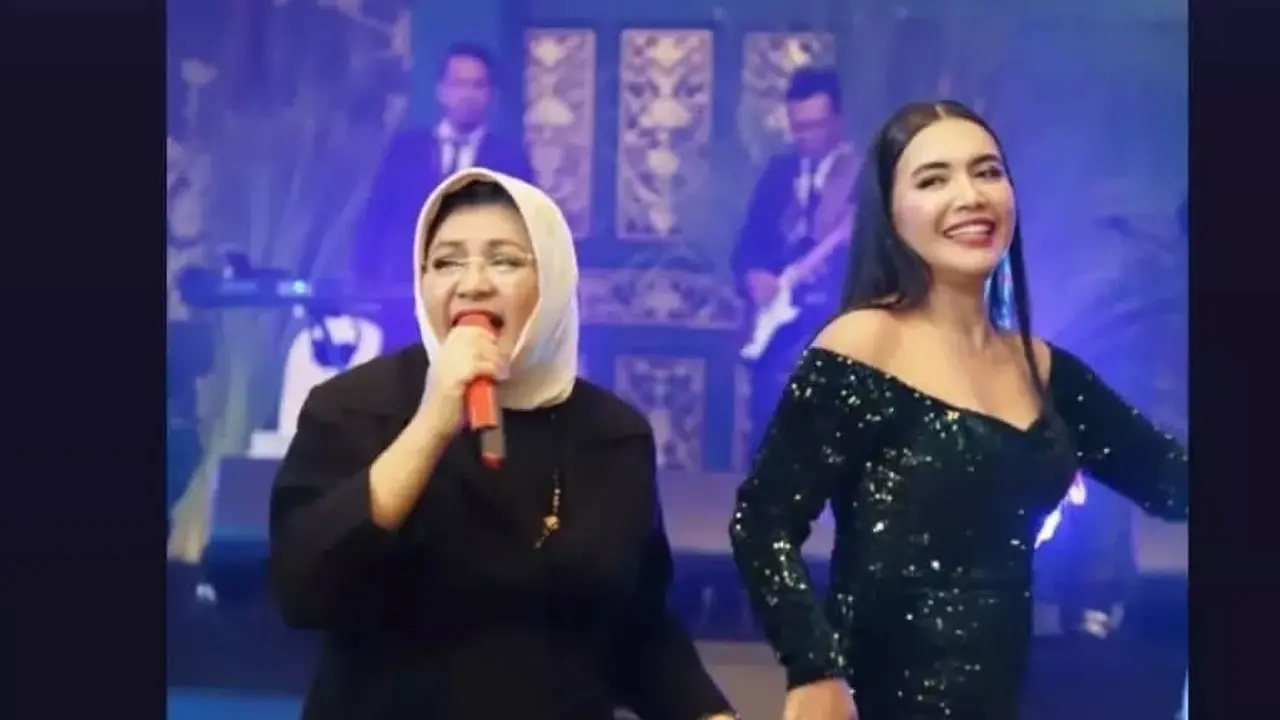 6 Potret Denada dengan Pesona Diva Saat di Atas Panggung, Turunkan Bakat Penyanyi dari Sang Ibu, Emilia Contessa