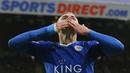 Penyerang Leicester, Jamie Vardy, melakukan selebrasi usai bobol gawang Newcastle pada laga Liga Premier Inggris di Stadion St James Park, Inggris, Sabtu (21/11/2015). (AFP Photo/Lindsey Parnaby)