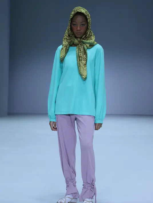 Koleksi NurZahra yang mengeksplorasi kain bamboo jersey dan plastik daur ulang untuk koleksi terbarunya (Foto: JFW)