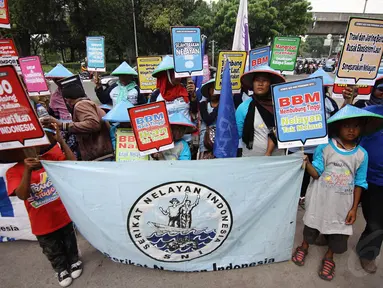 Sejumlah massa menggelar aksi unjuk rasa di depan kantor Kementerian Kelautan dan Perikanan, Jakarta, Jumat (21/11/2014). (Liputan6.com/Faizal Fanani)