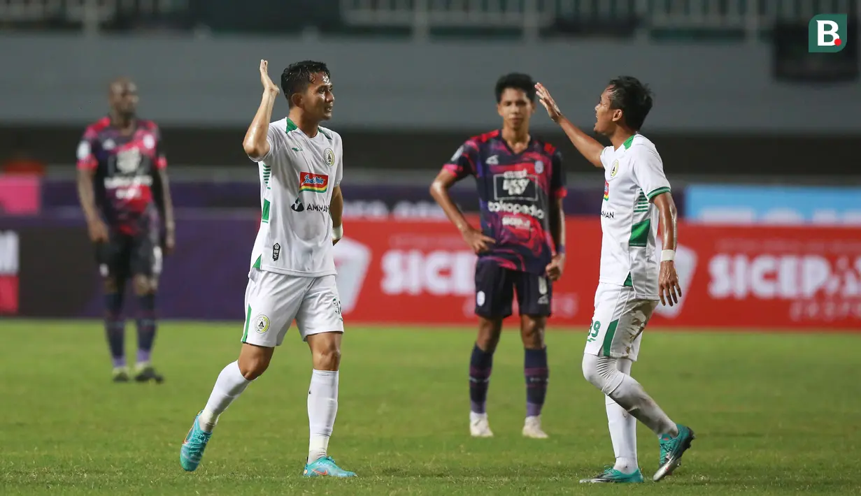 Pemain PSS Sleman, Dave Mustaine (kiri) melakukan selebrasi bersama Komarudin usai mencetak gol ke gawang RANS Nusantara FC dalam laga pekan ke-2 BRI Liga 1 2022/2023 antara RANS Nusantara FC melawan PSS Sleman di Stadion Pakansari, Bogor, Jumat (29/7/2022) malam WIB. (Bola.com/M Iqbal Ichsan)