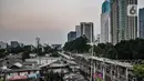 Suasana pasar yang tutup dengan latar belakang gedung perkantoran di Jakarta, Kamis (26/8/2021). Menteri Keuangan menyebutkan defisit Anggaran Pendapatan dan Belanja Negara (APBN) mencapai Rp336,9 triliun atau 2,04 persen dari produk domestik bruto pada akhir Juli 2021. (merdeka.com/Iqbal S Nugroho)