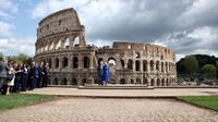 Raja Charles III dan Ratu Camilla berpose saat mengunjungi Colosseum. (dok. Phil Noble / POOL / AFP)