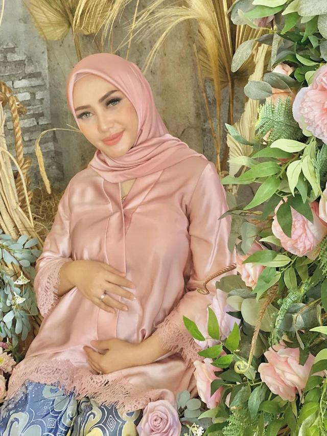 6 Potret Maternity Yulita MasterChef, Anggun dengan Floral Head