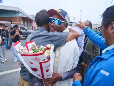 Pemandu gunung legendaris asal Nepal, Kami Rita Sherpa (tengah kanan) saat kembali dari Gunung Everest setelah pendakiannya yang ke-32, disambut dengan selendang dan bunga saat tiba di bandara, Kathmandu, Jumat 22 Mei 2026. (AP Photo/Niranjan Shrestha)