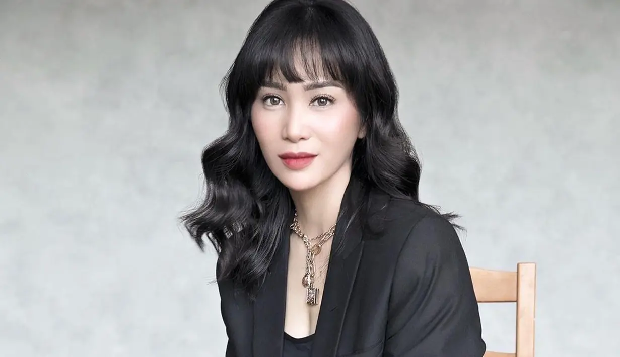 Dirinya terlihat tampil dengan potongan rambut sebahu dan dibuat bergelombang. Tak hanya itu saja, poni depannya ini juga membuat penampilannya disebut-sebut makin awet muda bak ABG. (Liputan6.com/IG/@bungazainal05)