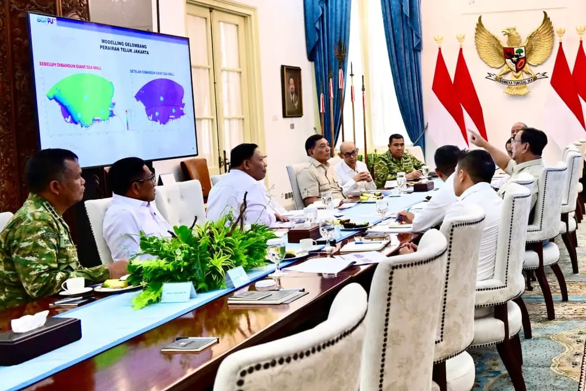Presiden Prabowo memimpin ratas pematangan rencana pembangunan tanggul laut raksasa (giant sea wall) yang diharapkan mampu melindungi kawasan pesisir utara Jawa.