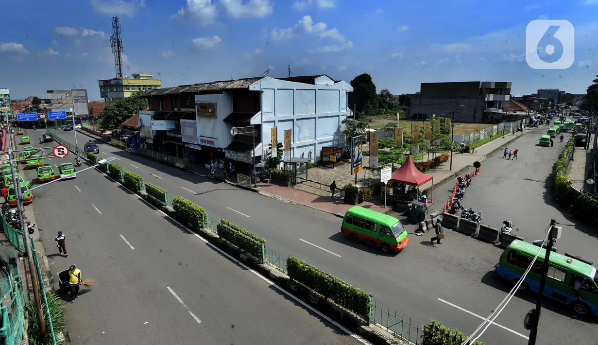 Suasana lalu lintas di Kawasan Tugu Kujang, Bogor, Jawa Barat, Rabu (15/4/2020). Pemerintah telah resmi menerapkan Pembatasan Sosial Berskala Besar (PSBB) di wilayah Bogor per hari ini dalam rangka percepatan penanganan COVID-19. (merdeka.com/Arie Basuki)