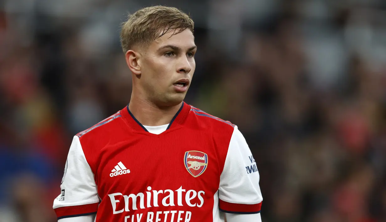 <p>Emile Smith Rowe merupakan salah satu kunci kesuksesan Arsenal finis di posisi kelima Liga Inggris pada musim lalu. Ia tercatat mampu mencetak 11 gol dan 2 assist dalam 37 penampilan di semua kompetisi. Meskipun begitu, pemain berkebangsaan Inggris itu tercatat dalam pemain Big Six Liga Inggris dengan gaji rendah. Dilansir dari GiveMeSport, Smith Rowe mendapatkan 20 juta paun per pekan atau sekitar 360 juta rupiah per pekan. Itu merupakan gaji terendah bagi pemain senior di Arsenal. (AFP/Ian Kington)</p>