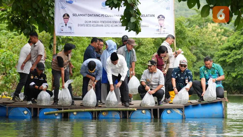 Pj Gubernur Sulsel Bahtiar Baharuddin tebar bibit ikan nila (Liputan6.com/Istimewa)