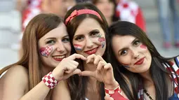 Gaya suporter Kroasia saat mendukung timnya melawan Spanyol pada laga Grup D Piala Eropa 2016 di Stade Mahmut-Atlantique, Bordeaux, Rabu (22/6/2016) dini hari WIB. (AFP/Georges Gobet)