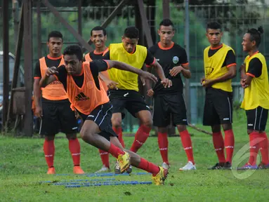Jelang berlaga di kualifikasi grup H Piala Asia 2016, timnas Timor Leste U-23 melakukan latihan di Lapangan C Senayan, Jakarta, Kamis (26/3/2015). Kualifikasi grup H Piala Asia 2016 akan berlangsung pada 27-31 Maret 2015. (Liputan6.com/Helmi Fithriansyah)