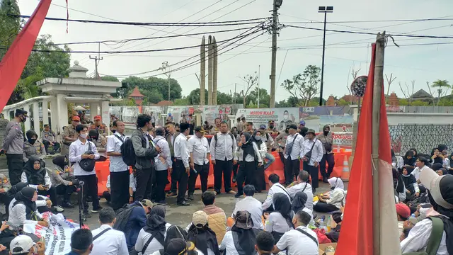 Ribuan Guru Honorer Kepung Pendopo Indramayu Tuntut Diangkat PPPK