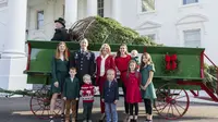 Jill Biden Sambut Kedatangan Pohon Natal White House, Pohon yang Selamat dari Badai Helene