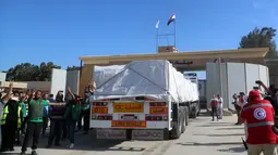 Gambar-gambar televisi menunjukkan truk-truk bergerak memasuki area penyeberangan perbatasan dari sisi Mesir. (Mohammed Assad / AFP)