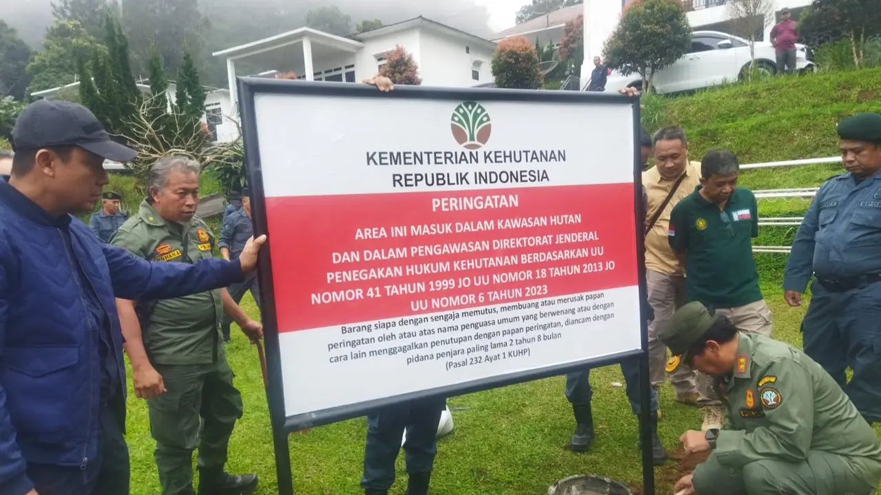 Kementerian Kehutanan (Kemenhut) bersama Kementerian Agraria dan Tata Ruang/Badan Pertanahan Nasional (ATR/BPN) menyegel empat vila di kawasan Puncak, Cisarua Kabupaten Bogor, Minggu (9/3/2025).