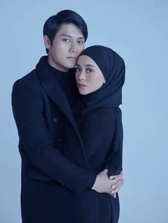 <p>Lesti Kejora baru saja mengunggah foto dirinya bersama sang suami mengenakan pakaian serba hitam. Lesti pun tampil dengan kerudung warna senada. (@lestykejora)</p>