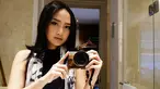 PJ dikenal sebagai salah satu artis berbakat. Meski 7 Icons sudah bubar, karier wanita asal Surabaya ini masih terus berlanjut. Penampilannya juga semakin stylish. Kini ia tampil kasual dengan tank top turtleneck yang dipadukan dengan scarf bermotif. (Liputan6.com/IG/@nyonyahpjofficial)