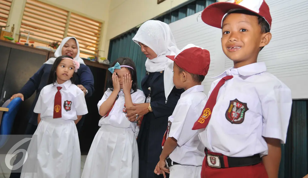 Sejumlah murid saat beraktivitas di hari pertama sekolah di SD Gunung 01, Jakarta, Senin (18/7). Menteri Pendidikan dan Kebudayaan Menghimbau para orang tua untuk mengantar anak-anaknya di hari pertama sekolah. (Liputan6.com/Gempur M Surya)