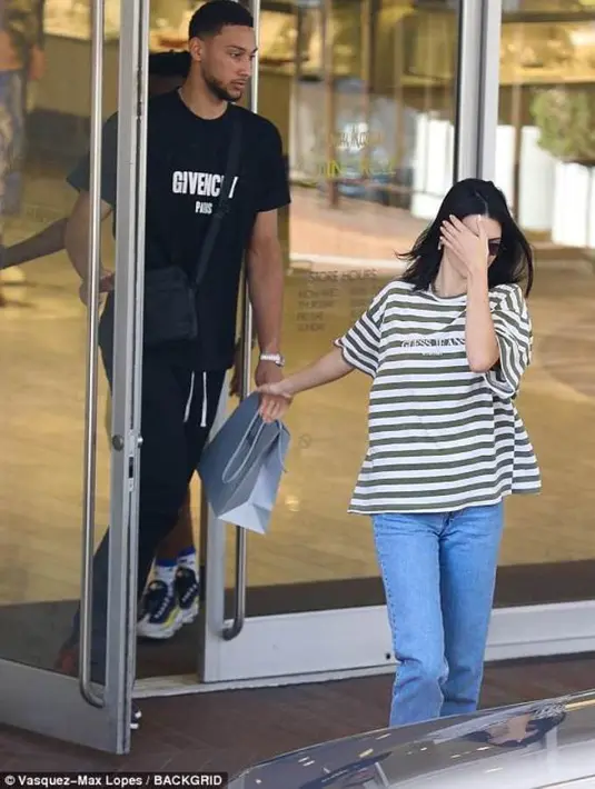 "Sejujurnya Kendall tak ingin orang-orang membicarakan soal pria yang tengah ia kencani," ujar seorang sumber. (Daily Mail)