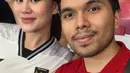 Aaliyah Massaid hadir bersama suaminya, Thariq Halilintar. Aaliyah memilih mengenakan jersey away putih. [@thariqhalilintar]