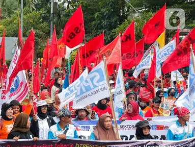 Massa buruh padat karya melakukan unjuk rasa di depan kantor Kementerian Tenaga Kerja (Kemnaker) di Jakarta, Selasa (23/5/2023). (Liputan6.com/Angga Yuniar)