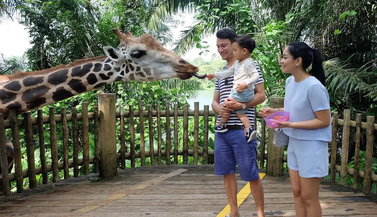 "sekalinya kasih surprise bday bikin meleleh, dan yg paling berkesan, pernah dia ajak nonton film horror (film kesukaan aku film horror) , tapi kenapa bioskop sepi banget cuma ber2 aja," lanjutnya. (Instagram/titi_kamall)