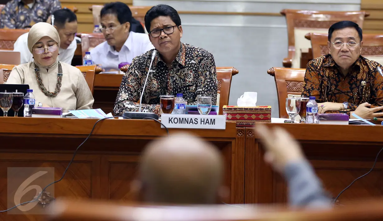 Ketua Komnas HAM Imdadun Rahmat (tengah) mengikuti Rapat Dengar Pendapat (RDP) dengan Komisi III DPR RI, Jakarta, Rabu (29/3). Rapat tersebut membahas Calon Anggota Komnas HAM Periode 2017-2022 dan Pansel Seleksi Komnas HAM. (Liputan6.com/Johan Tallo)