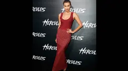 Irina Shayk tampil cantik dengan balutan dress merah panjang saat menghadiri premiere film Hercules di Hollywood, California, (23/7/14) (REUTERS / Danny Moloshok)