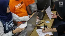Petugas membantu warga yang mengurus formulir A5 atau surat pindah memilih di Kantor KPU Kota Jakarta Pusat, Minggu (17/2). Tahap kedua pelayanan pindah memilih berlangsung hingga 16 Maret 2019. (Liputan6.com/Faizal Fanani)