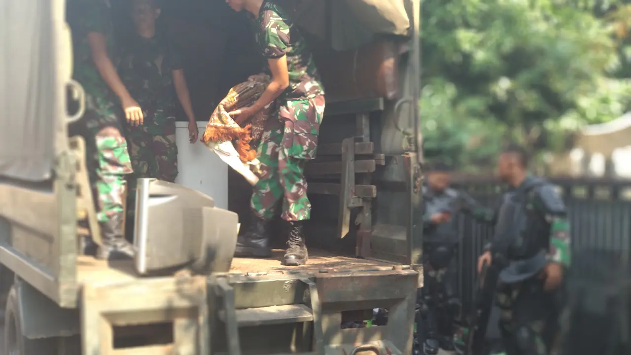 Anggota TNI juga sudah mengangkut barang-barang warga kompleks Kodam, Tanah Kusir. (Liputan6.com/Putu Merta)