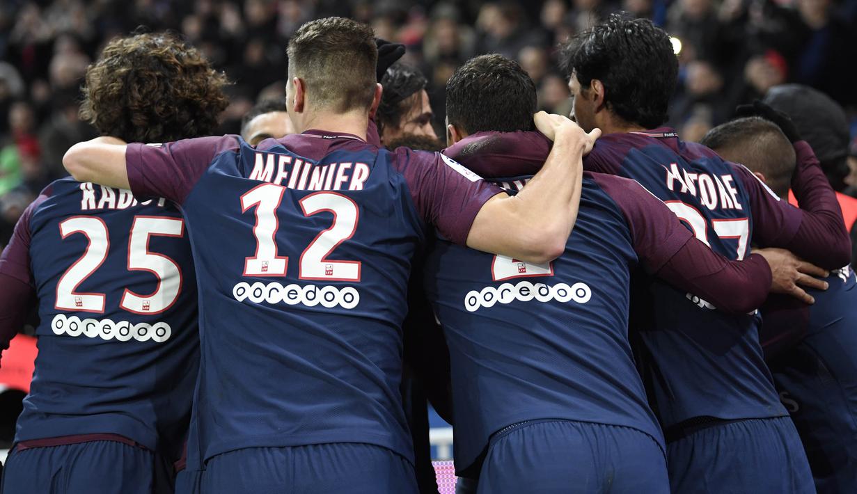 Para pemain PSG merayakan gol yang dicetak Neymar ke gawang Troyes pada laga Ligue 1 Prancis di Stadion Parc des Princes, Paris, Rabu (29/11/2017). PSG menang 2-0 atas Troyes. (AFP/Christophe Simon)