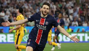 Pemain PSG, Khvicha Kvaratskhelia melakukan selebrasi setelah mencetak gol keempat timnya ke gawang Inter Milan dalam laga final Liga Champions 2024/2025 di Allianz Arena, Munchen, Jerman, Minggu (01/06/2025) dini hari WIB. (AFP/Franck Fife)