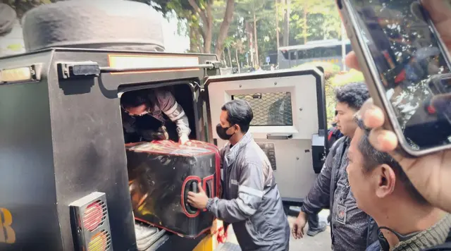 Emas Batangan 74 Kg Diangkut Kendaraan Taktis dan Dikawal Brimob