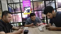 Karyawan KLY yang tergabung dalam Jakartans tanding Arena of Valor (AOV) pada laga penyisihan The Battle of Youniverse di KLY Lounge, Jakarta, Rabu (5/12). Jakartans sebagai pemenang akan menantang tim AOV profesional. (Bola.com/Vitalis Yogi Trisna)