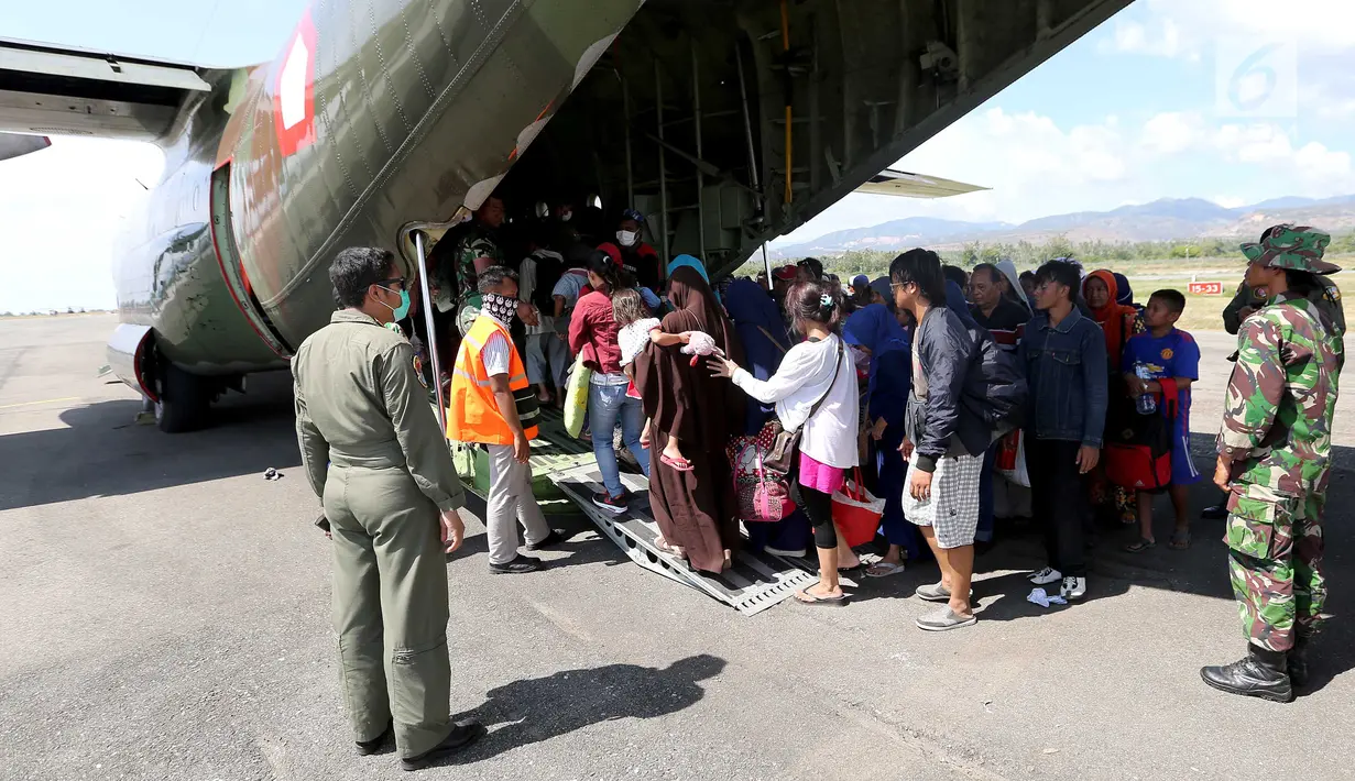 Warga Palu bersiap masuk ke pesawat Hercules TNI AU tujuan Makasar-Malang di Bandara Mutiara Sis Al-Jufri Palu, Sabtu (6/10). Pesawat Hercules yang membawa warga Palu terbang tiga kali dalam sehari. (Liputan6.com/Fery Pradolo)