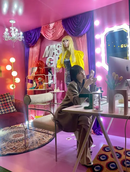 Di series yang tayang di Netflix ini, ia jadi salah satu pemeran utama. [Instagram/jin_a_nana]