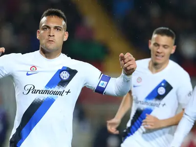 Penyerang Inter Milan Lautaro Martinez melakukan selebrasi setelah mencetak gol saat pertandingan sepak bola Serie A Italia melawan Lecce di Stadion Ettore Giardiniero, Lecce, pada 25 Februari 2024. (Carlo Hermann/AFP)