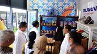 Presiden Joko Widodo, Dirut BRI Suprajarto, dan Direktur Mikro dan Kecil BRI Priyastomo, meninjau binaan Bank BRI, Rendang Uni Adek dari Buktinggi di Halal Park, Jakarta (16/4). Produk rendang yang telah diekspor ke luar negeri juga dipasarkan melalui IndonesiaMall. (Liputan6.com/Angga Yuniar)