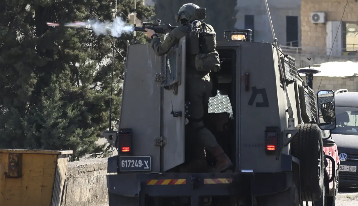Tentara Israel mengatakan pasukannya menembakkan peluru setelah diserang selama penggerebekan, yang berlangsung sekitar dua setengah jam. (AFP/Jaafar Ashtiyeh)