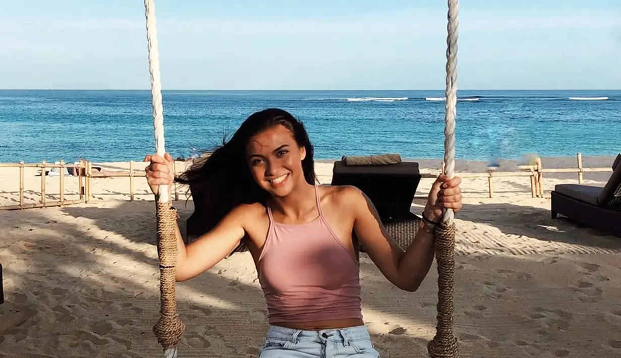 Karier dalam dunia hiburan tentu tak mudah buat orang langsung terkenal. Bagi Angela, namanya mulai dikenal manakala ia berperan di sebuah sinetron berjudul 7 Manuasia Harimau New Generation 2016. Selain itu, ia pun pernah bermain film berjudul Revan dan Reina 2017. (Liputan6.com/IG/@angelagilsha)