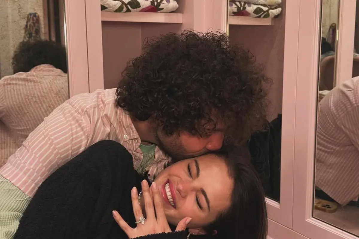 Gaya Selena Gomez Pamer Cincin Lamaran dengan Benny Blanco, Elegan dalam Sweater Hitam