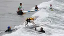 Seekor anjing besar ketika mengikuti kompetisi surfing anjing Petco Unleashed ke-10 di pantai Imperial, California, 1 Agustus 2015. (REUTERS/Mike Blake)