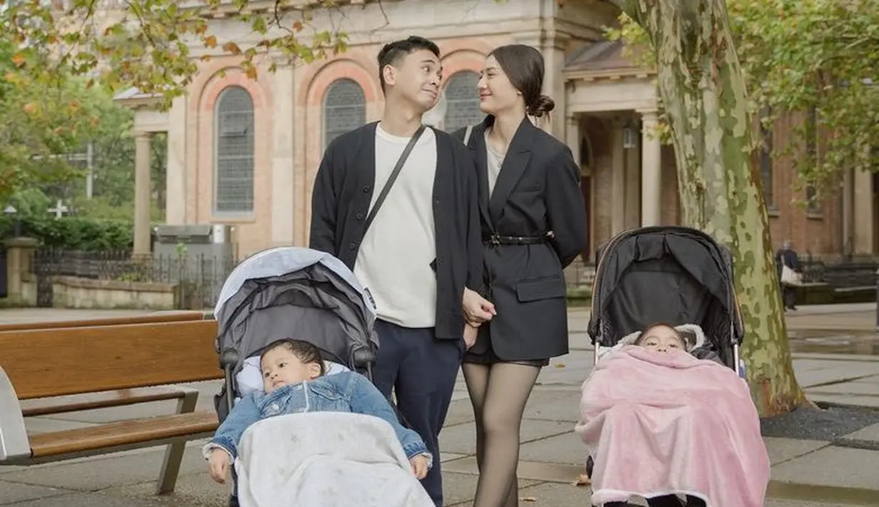 Keduanya juga tampil monokrom. Anissa mengenakan blazer panjang dipadukan short pants hitam. Raditya mengenakan cardigan hitam dipadu inner kaos putih dan celana hitam. [@anissaaziza]