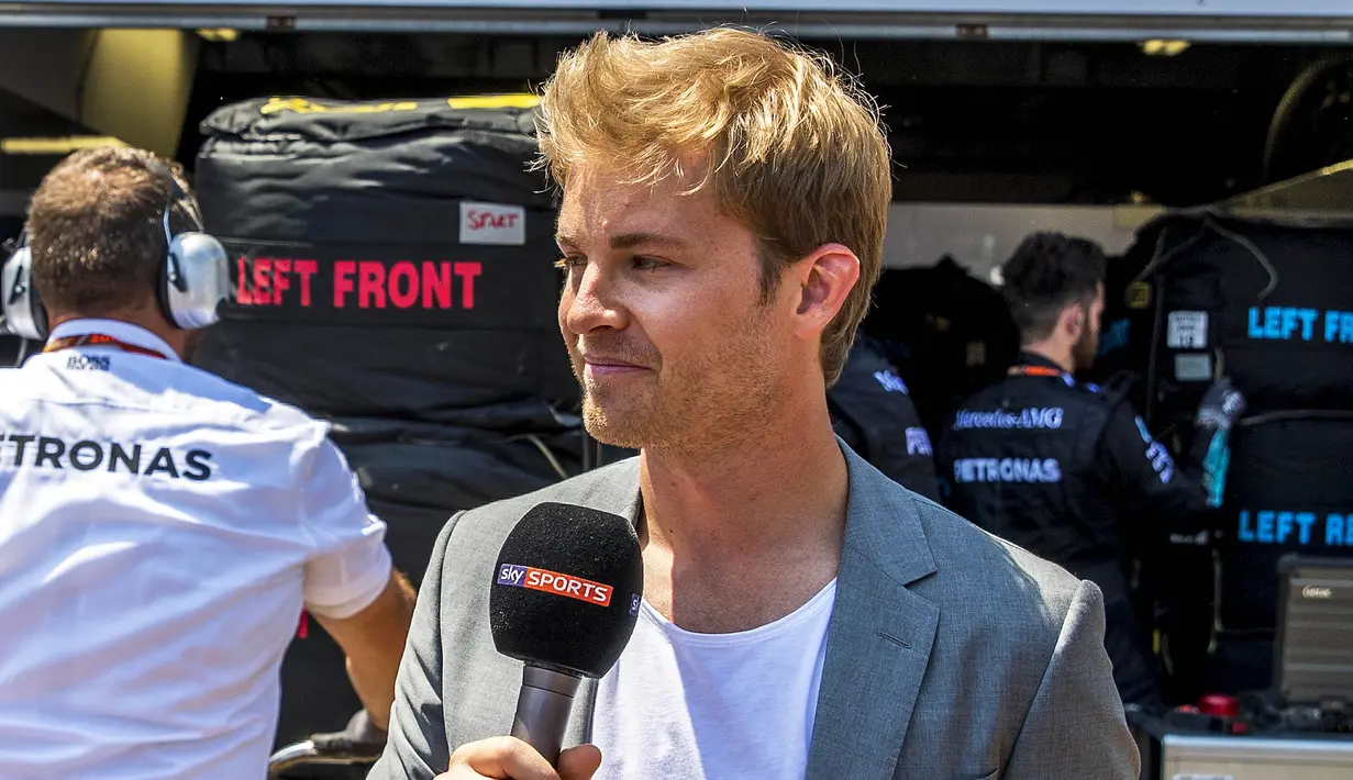 Mantan juara dunia F1, Nico Rosberg saat melaporkan suasana Pit Stop pada F1 GP Monako di Monte Carlo, (28/5/2017).  (EPA/Srdjan Suki)