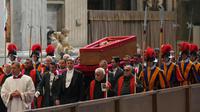 Prosesi pemakaman Paus Fransiskus dijadwalkan berlangsung di Lapangan Santo Petrus pada Sabtu (26/4/2025). (Dimitar DILKOFF/AFP)