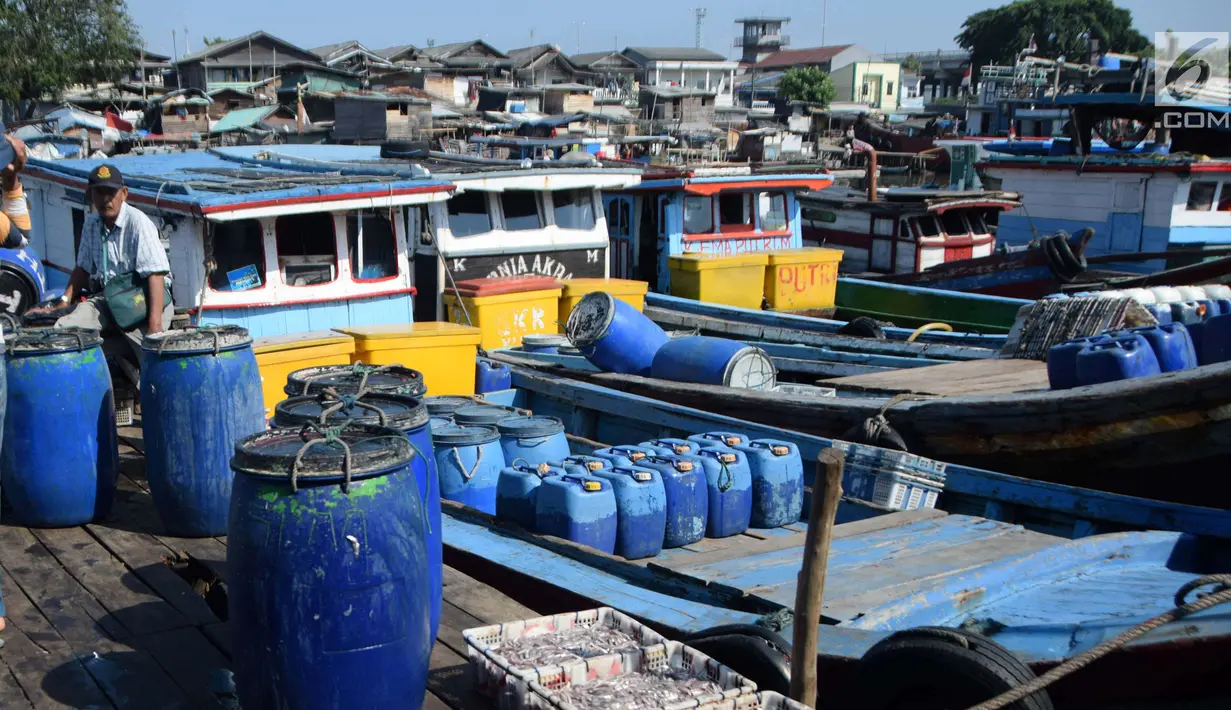 Pemandangan perkampungan nelayan yang ada di Jakarta Utara, Rabu (9/5). Sulitnya mendapatkan air bersih memaksa nelayan membelinya kepada pengepul dengan harga yang mahal. (Liputan6.com/Angga Yuniar)