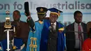 Presiden Zimbabwe, Robert Mugabe memimpin upacara wisuda mahasiswa Universitas Terbuka Zimbabwe di Harare, Jumat (17/11). Tak banyak kata yang diucapkan Presiden yang telah berkuasa sejak 1987 itu di kemunculan pertamanya tersebut. (AP Photo/Ben Curtis)